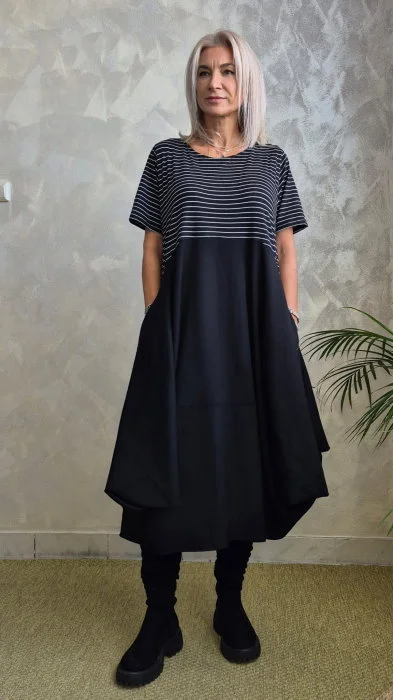 Rochie midi lejera oversize din vascoza, cu croi amplu si colturi, neagra cu dungute albe