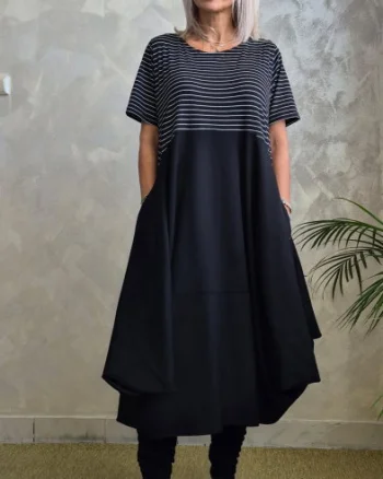 Rochie midi lejera oversize din vascoza, cu croi amplu si colturi, neagra cu dungute albe