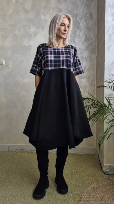 Rochie midi lejera oversize din vascoza, cu croi amplu si colturi, neagra cu carouri