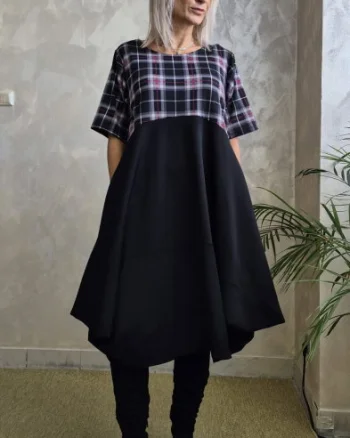 Rochie midi lejera oversize din vascoza, cu croi amplu si colturi, neagra cu carouri