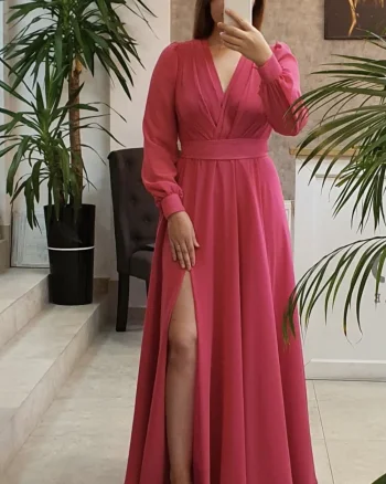Rochie lunga de ocazie confectionata din material fluid cu partea superioara petrecuta si slit pe picior