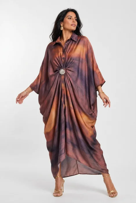 Rochie maxi tip caftan cu imprimeu abstract maro, drapaj si brosa detasabila -