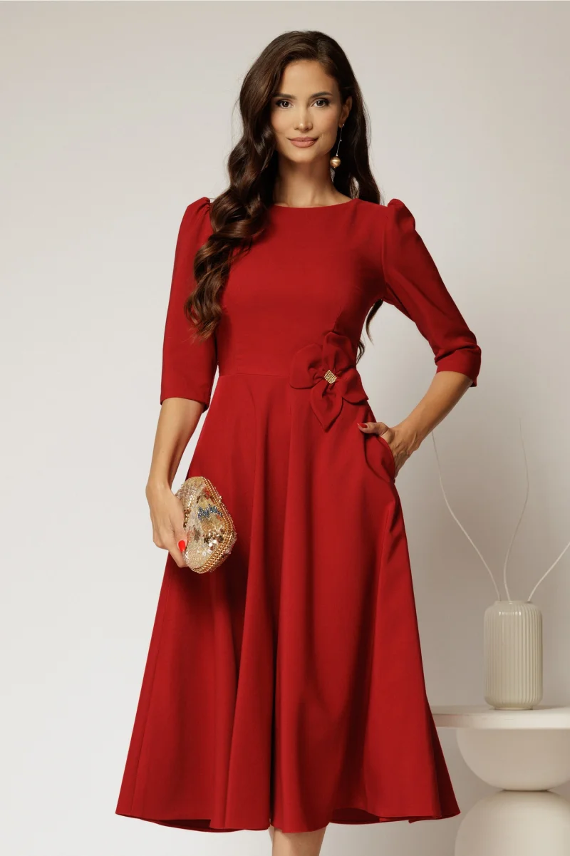Rochie midi rosie din stofa in clos cu floare in talie