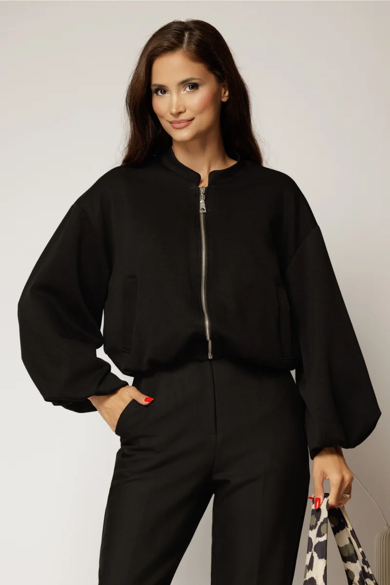 Geaca neagra tip bomber din jerse cu buzunare si inchidere cu fermoar