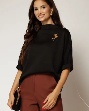 Tricou negru cu brosa si croi lejer cu adaos de viscoza