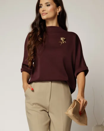 Tricou mov cu brosa si croi lejer cu adaos de viscoza