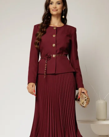 Compleu magenta format din fusta plisata si sacou cu lantisor decorativ