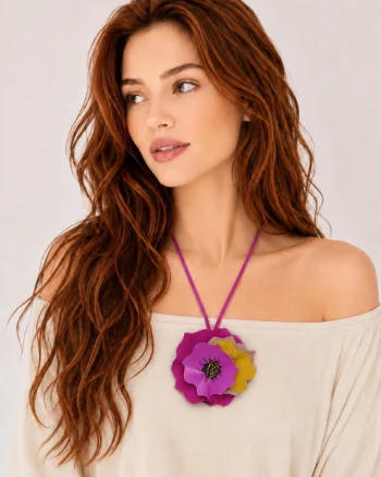 Colier handmade colorat din piele naturala, cu trandafir modelat manual
