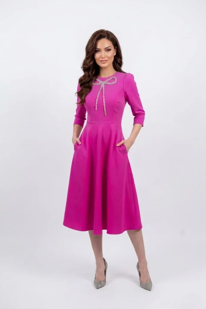 Rochie fucsia tip semicloș cu o fundă prețioasă