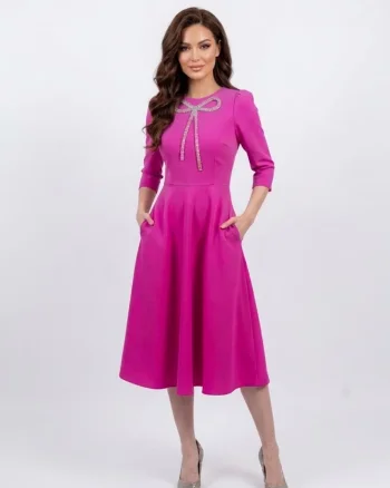 Rochie fucsia tip semicloș cu o fundă prețioasă