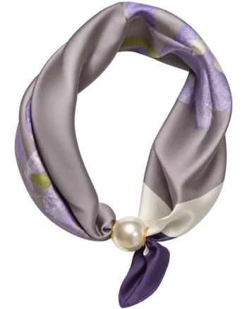 Esarfa colier satinata cu perla decorativa si inchidere magnetica, imprimeu pastelat mov cu lila