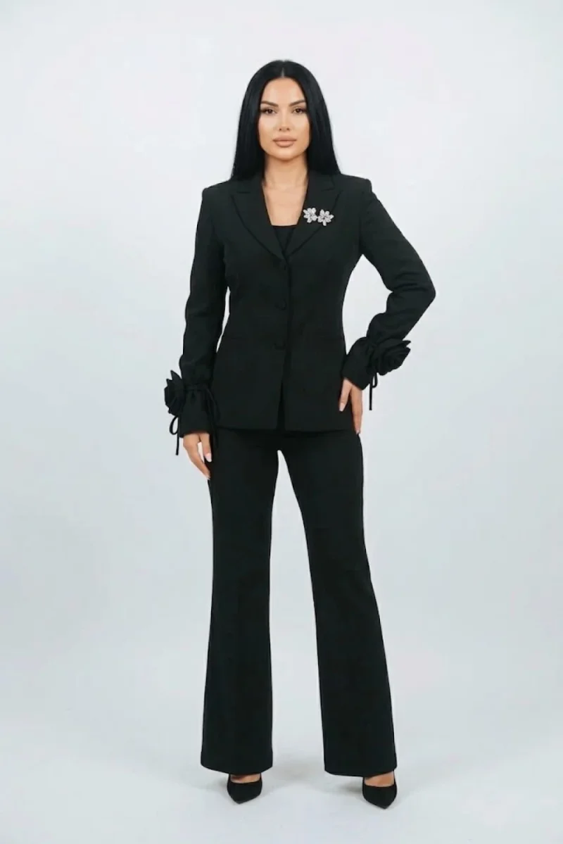 Pantalon conic negru cu slit in partea din fata