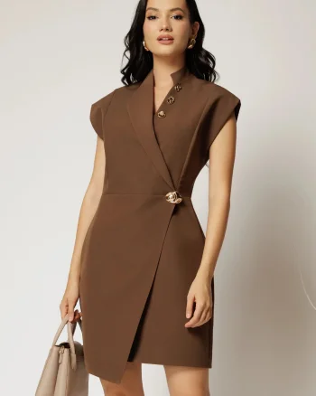 Rochie DY Fashion scurta maro cu decolteu petrecut si accesorii