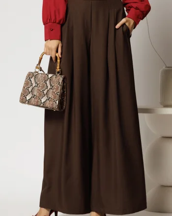 Pantaloni maro cu croi larg si elastic pe talie