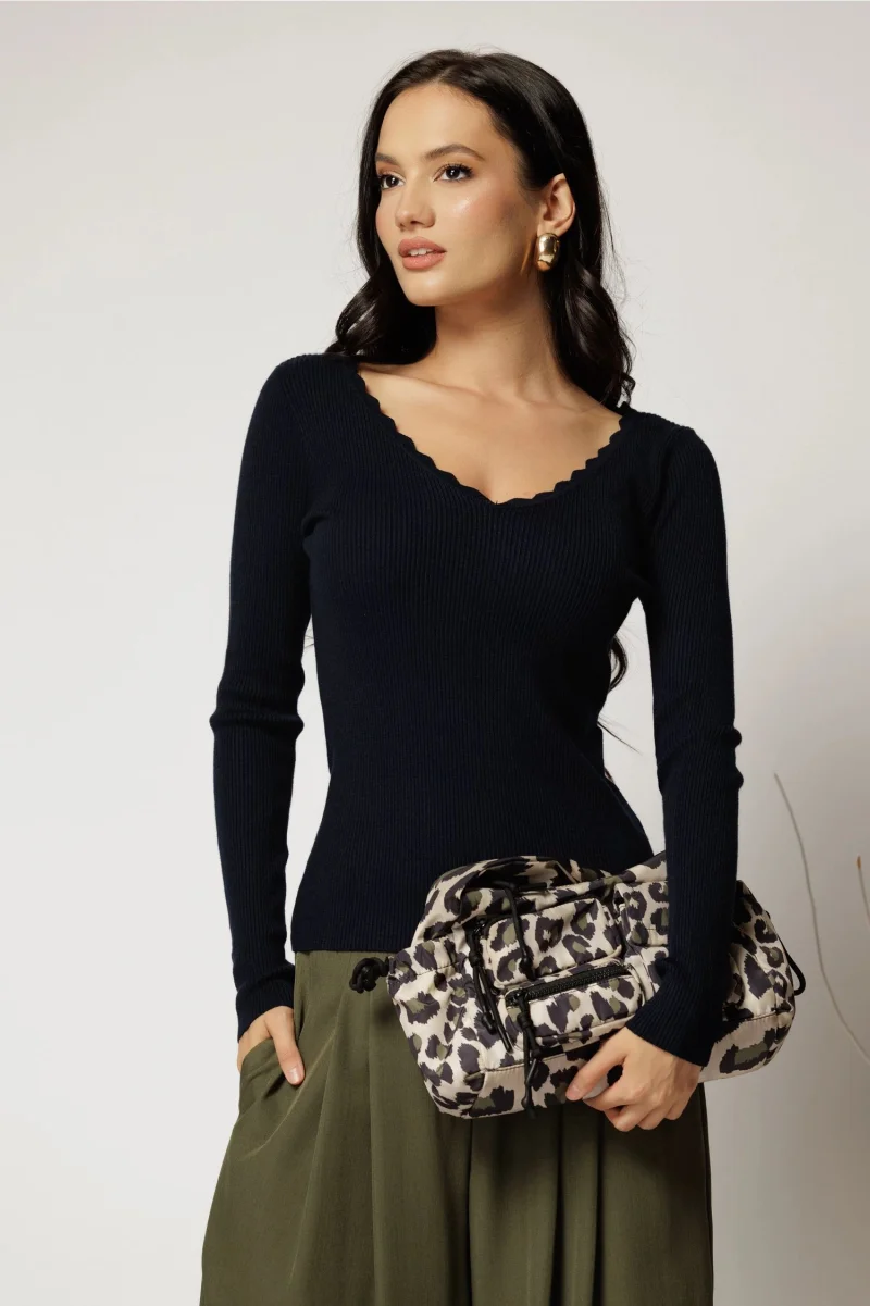 Bluza din tricot bleumarin cu decolteu in V si croi mulat