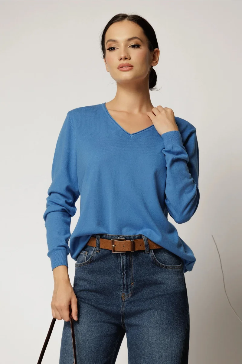 Bluza albastra din tricot cu decolteu in V si croi larg