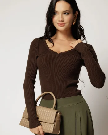 Bluza din tricot maro cu decolteu in V si croi mulat