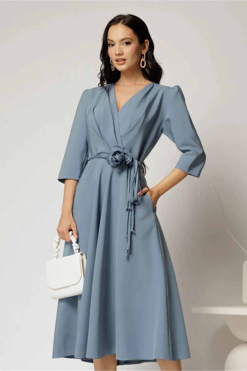 Rochie midi albastru petrol din stofa in clos cu floare in talie