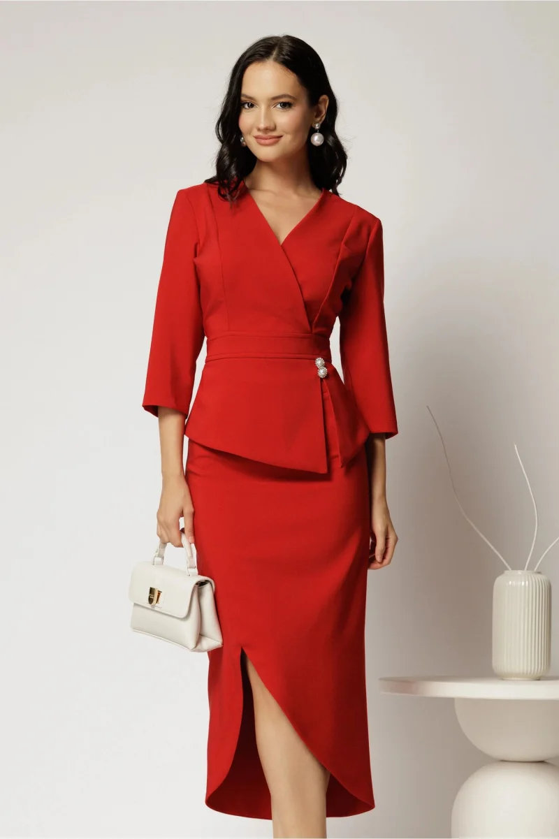Compleu rosu dama format din sacou cu peplum si fusta cu slit asimetric