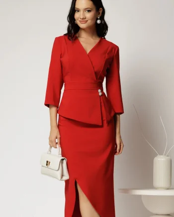 Compleu rosu dama format din sacou cu peplum si fusta cu slit asimetric
