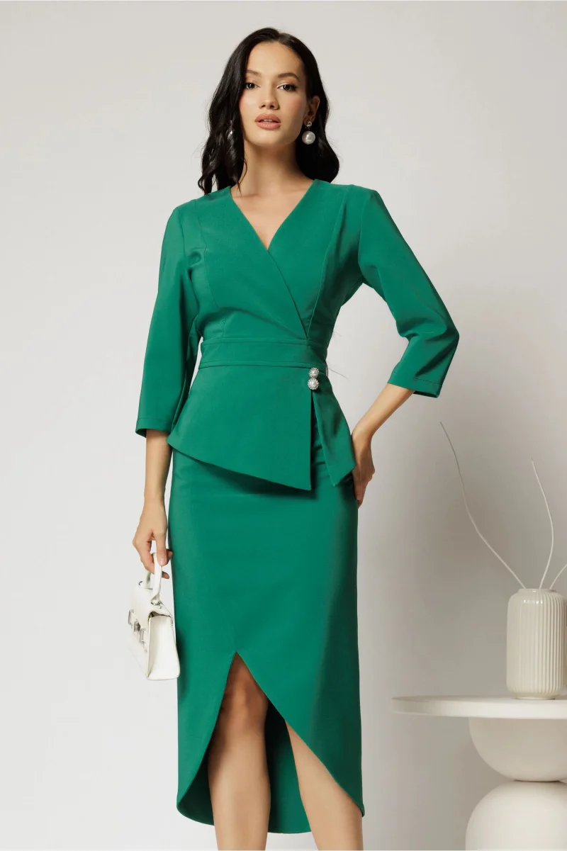 Compleu verde dama format din sacou cu peplum si fusta cu slit asimetric