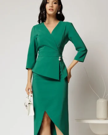 Compleu verde dama format din sacou cu peplum si fusta cu slit asimetric