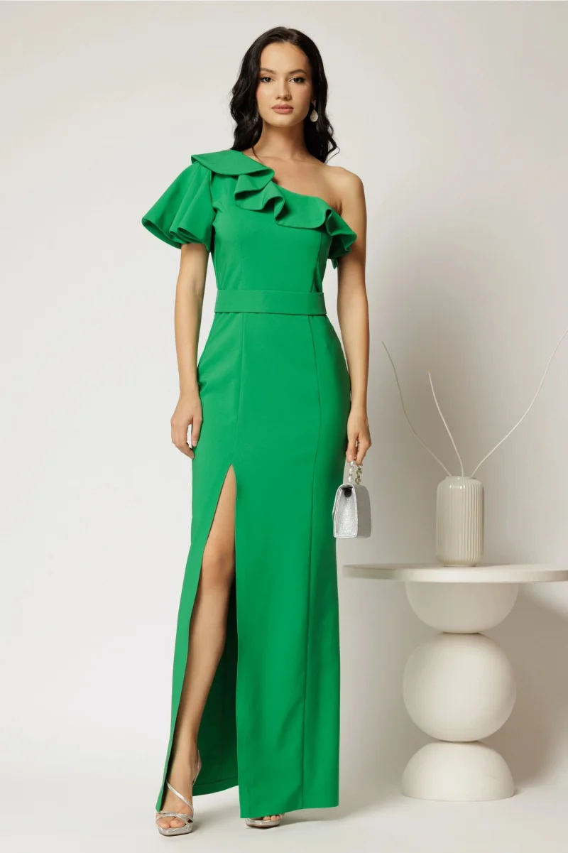 Rochie verde lunga de ocazie pe un umar cu volanas si slit pe picior