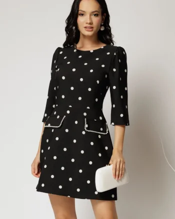 Rochie scurta neagra cu buline cu perle la capace si croi tip A