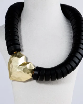 Colier statement negru cu element inima geometrizata aurie