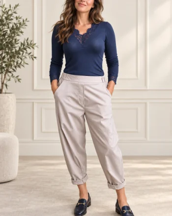 Pantaloni bej lejeri cu pense ,   croi relaxat, talie confortabila