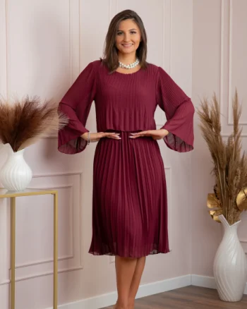 Rochie eleganta Arya grena plisata cu maneci lungi