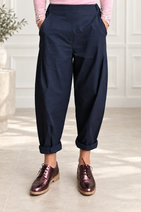 Pantaloni bleumarin lejeri cu pense ,   croi relaxat, talie confortabila