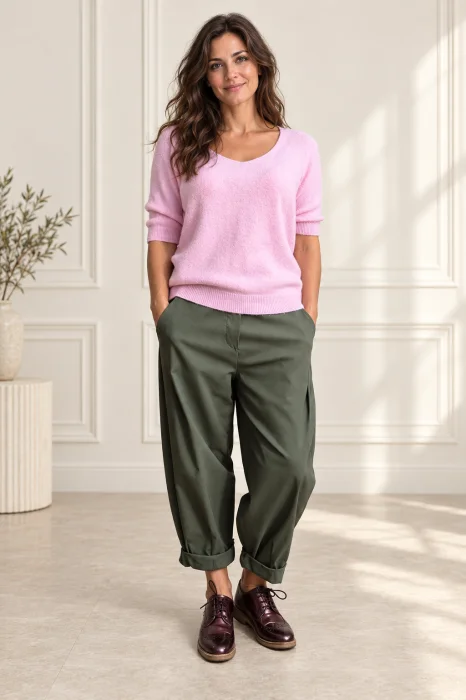 Pantaloni kaki lejeri cu pense ,   croi relaxat, talie confortabila