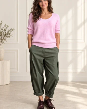 Pantaloni kaki lejeri cu pense ,   croi relaxat, talie confortabila