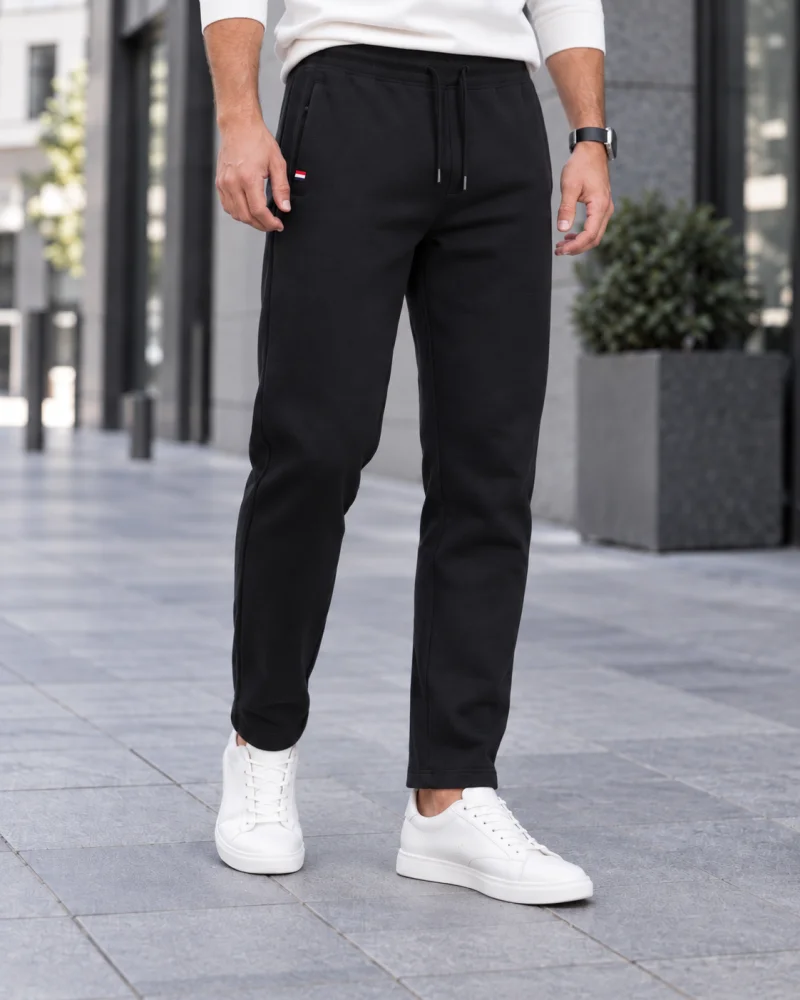 Pantaloni trening barbati negri, croiala dreapta, talie elastica cu snur si buzunare cu fermoar
