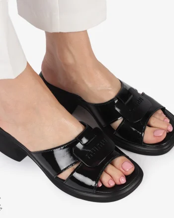 PAPUCI piele naturală CU CATARAMA IN FATA SI VARF DECUPAT CRL1407 NEGRU