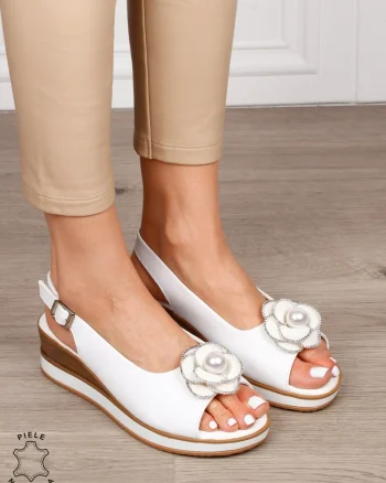 Sandale damă din piele naturală model elegant cu platformă și floare decorativă CRL1657 ALB