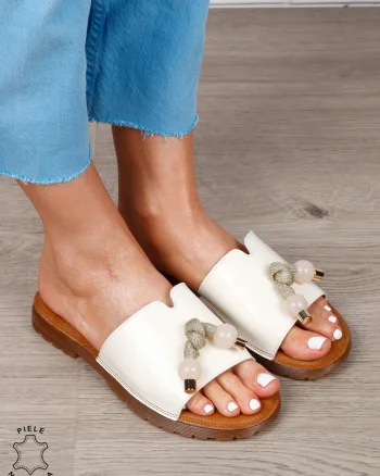 Papuci Dama din piele naturala lacuita cu Model Decorativ și Accesoriu Elegant CRL1263 BEJ
