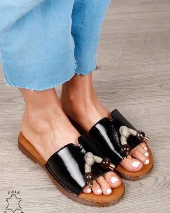 Papuci Dama din piele naturala lacuita cu Model Decorativ și Accesoriu Elegant CRL1263 NEGRU