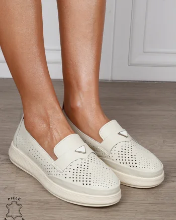 Mocasini Damă din Piele Naturală Perforata cu Accesoriu Metalic CRL1301 BEJ