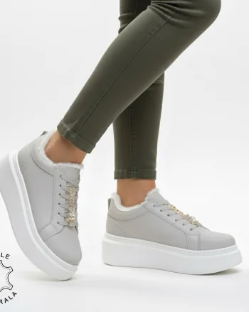 Pantofi casual îmblănite albi din piele naturală cu talpa înaltă si detaliu decorativ pe șiret CRL1537 GRI
