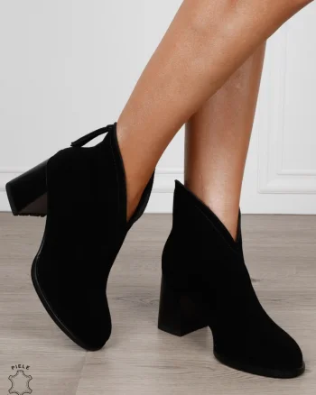 Botine damă din piele naturală întoarsă cu toc înalt și vârf rotunjit CRL1827 NEGRU