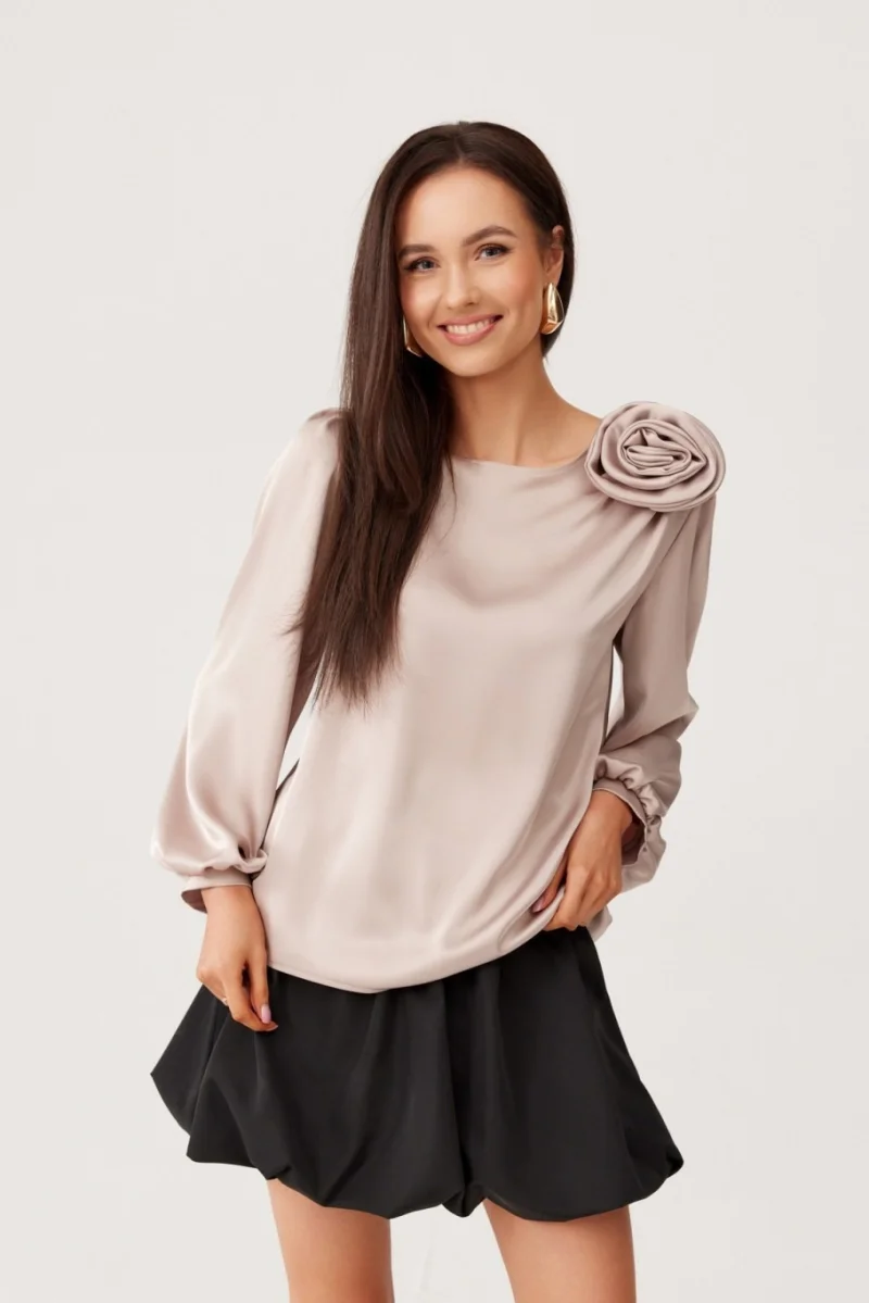 Bluza bej din satin cu floare si maneca lunga EvelynR