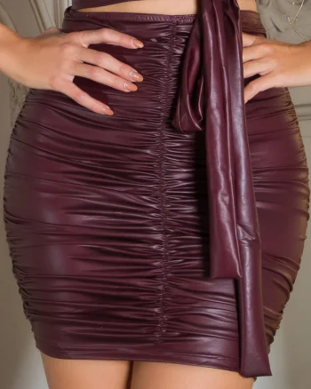 Fusta mulata scurta burgundy cu talia inalta drapata WetLook Agnisa