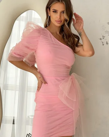 Rochie de ocazie scurta roz din vascoza si tulle cu o maneca bufanta Goldie