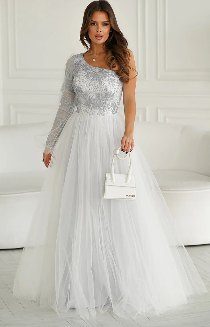 Rochie eleganta lunga din tulle alba cu dantela argintie cu un umar gol si maneca lunga Azelle