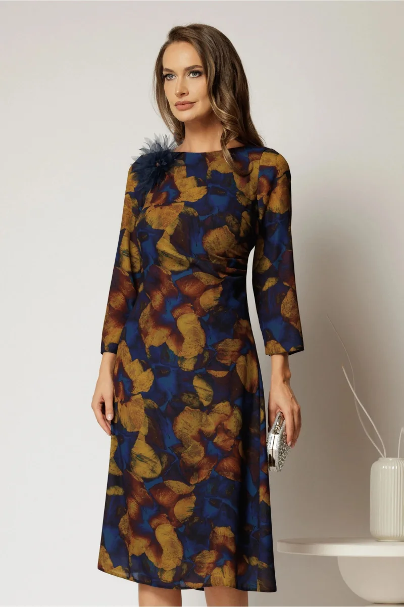 Rochie midi din voal albastru cu imprimeu galben mustar si floare ampla la decolteu