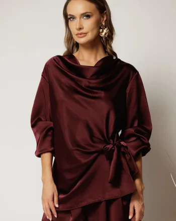 Bluza bordo din satin cu croi lejer si nod in talie