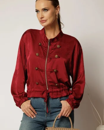 Bluza bordo din satin cu imprimeuri cu fermoar si nasturi tip army