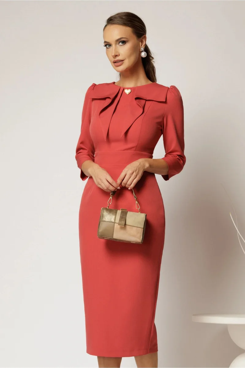 Rochie DY Fashion caramizie cu croi conic si guler amplu accesorizat